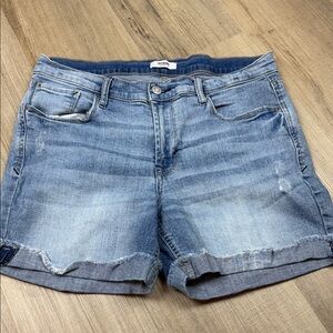 Kensie Women’s Light Wash Distressed Denim Roll-Cuff Shorts. Size 10/30